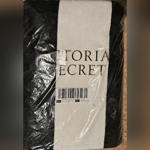 Victoria's Secret Other - NEW VICTORIA SECRET BEACH TOWEL